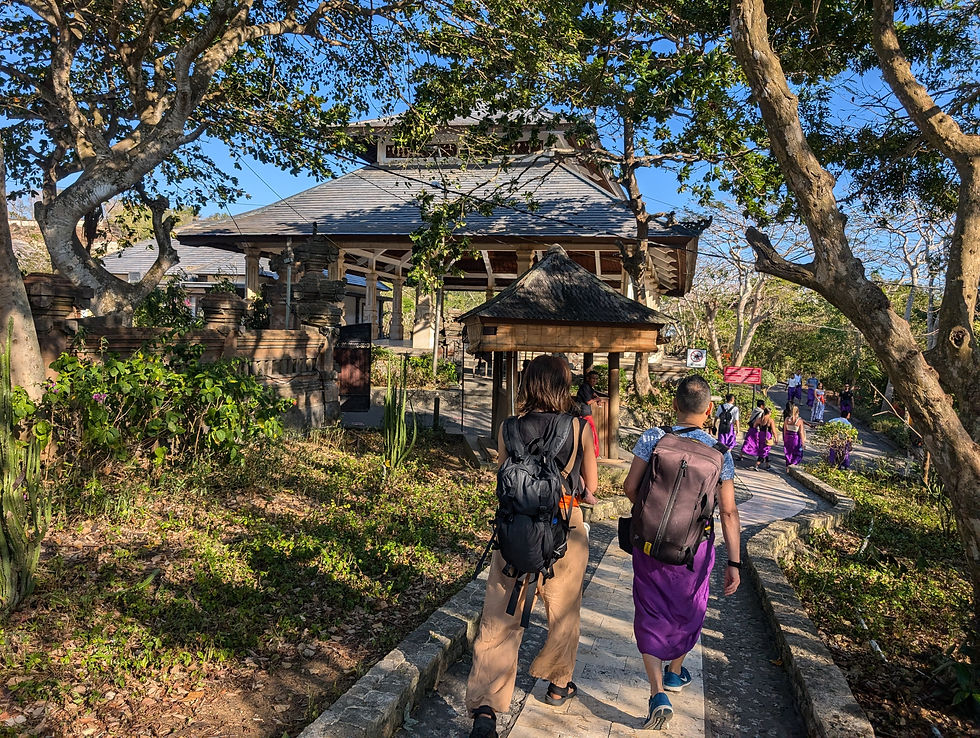 入り口で渡される布を巻いて中に入ります【バリ RYT200】