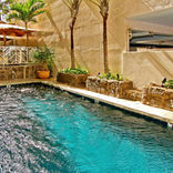 The Equus Hotel プールも併設