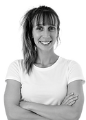 Portrait monochrome d’une femme souriant