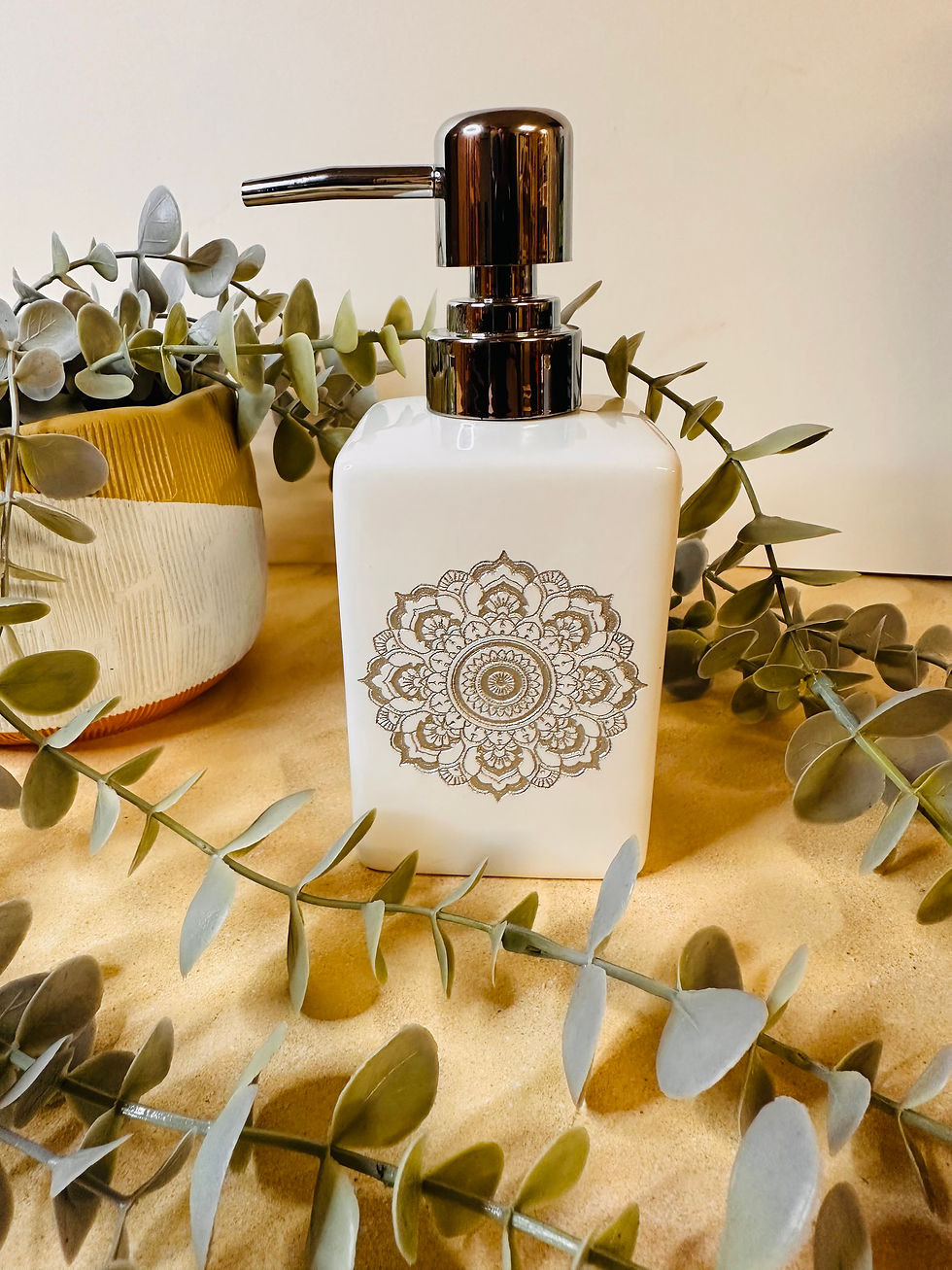 weisser Seifenspender mit Lasergravur vertieft natur