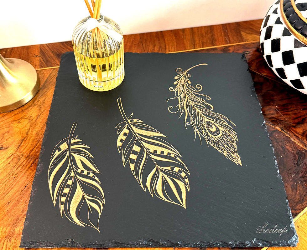 Miniaturbild: Kunstwerk - thedeep - Feather Nr. 09/100“ – handgefertigtes Unikat 25 × 25 cm Echtgold auf dem Tisch