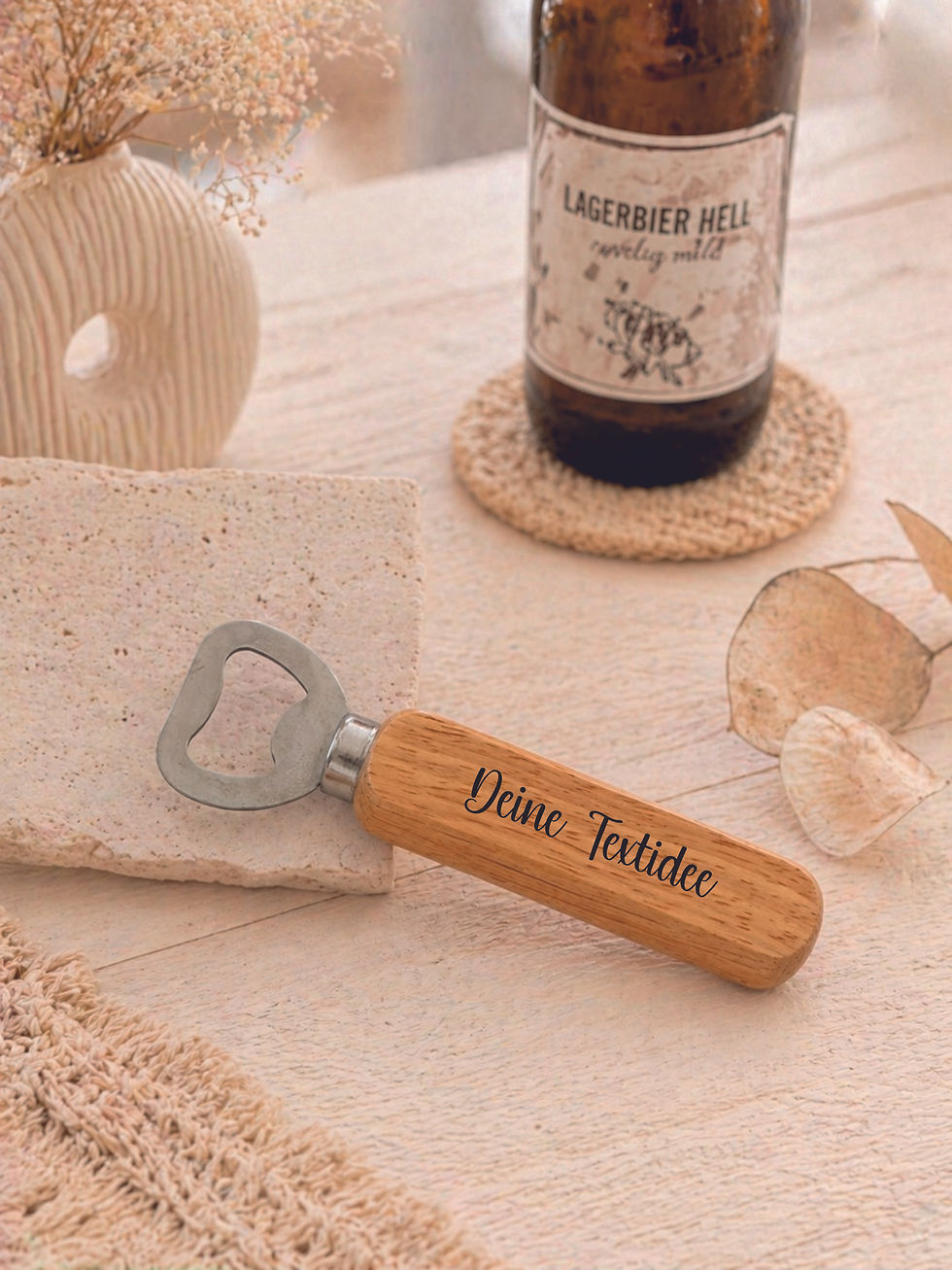 Miniaturbild: Männer-Geschenk – Personalisierter Flaschenöffner mit Holzgriff & Lasergravur Schriftart Geschwungen
