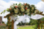 Décoration florale mariage événement Normandie sur arche en bois