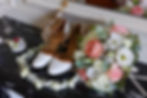 Décoration florale mariage événement Normandie avec bouquet et chaussures.