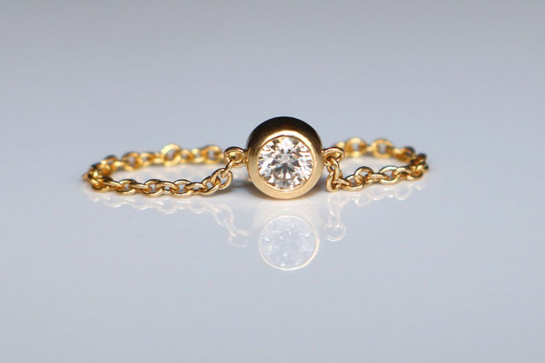 Thumbnail: Single round diamond ring chain, 0.10 carat