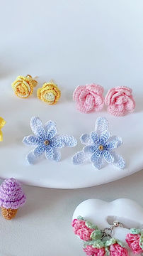 Thumbnail: Fine-Kniiting rose earrings