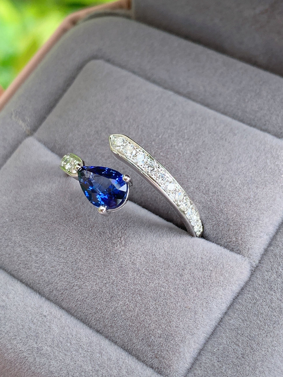 Thumbnail: Gem Sapphire sapphire and diamond ring, 0.63 carat