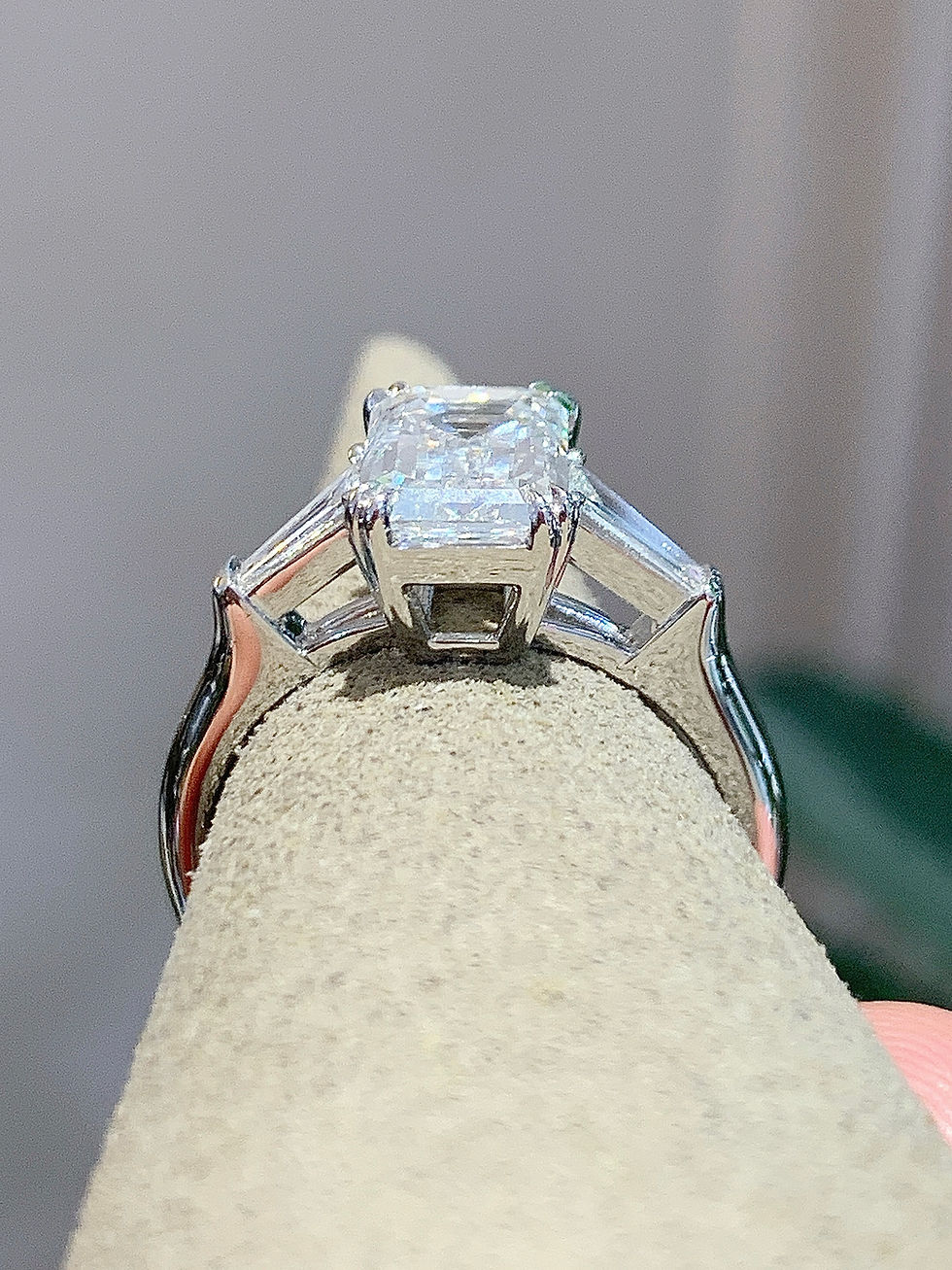 縮圖：Chloe Chow™ 18K金鑲鑽石戒指，2.00克拉祖母綠切割GIA