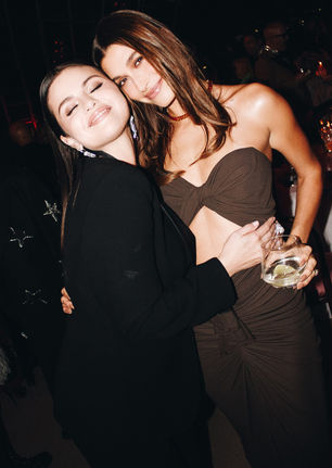 Selena Gómez y Hailey Bieber en la foto más icónica del año en la Academy Museum Gala