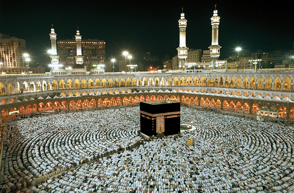 الناس يؤدون العمرة خلال رمضان في المسجد الحرام بمكة