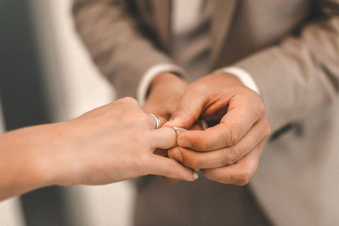 exchanging the wedding bands in Tbilisi
