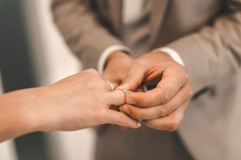 exchanging the wedding bands in Tbilisi