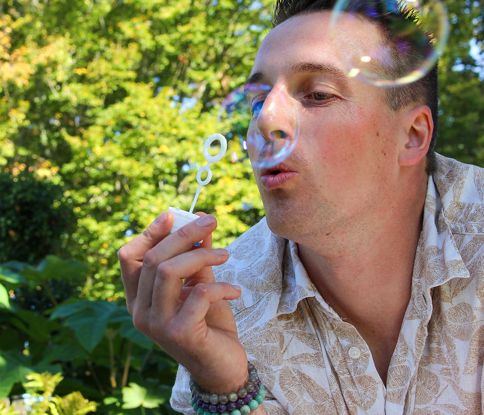 Atelier créatif avec des enfants peignant des toiles