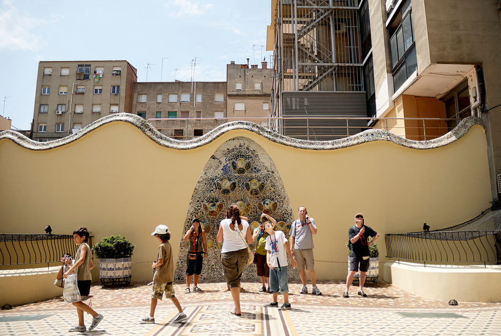 _CRD0290-Barcelona.Casa Batllo.Tourists.08. fl usm.jpg