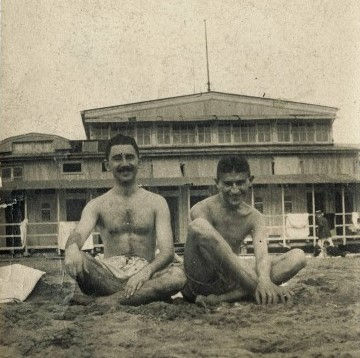 Franz Kafka (r.) am Strand während einer früheren Reise in den 1910er Jahren