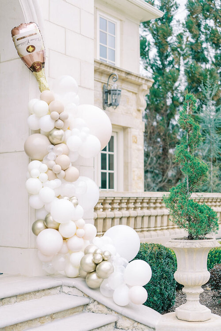 the-social-setting_services-balloon-installation-champagne-pour-entrace-installation_charl