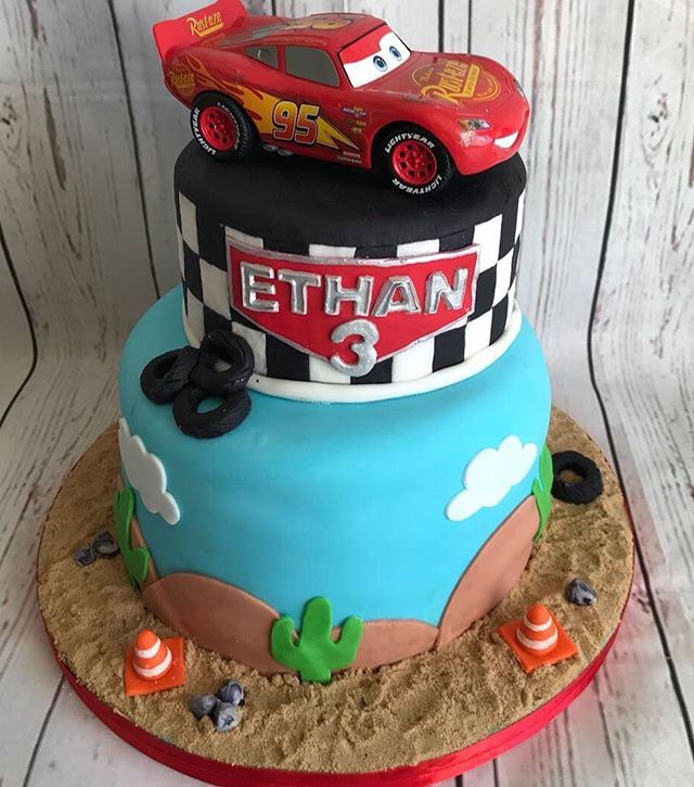 🚗🏁My boy's Lightning McQueen cake for his 3rd birthday🏁🚗 #cars #lighteningmcqueen #myboy #ginas_