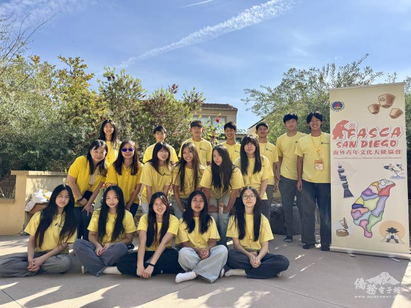The FASCA team comes together for a group photo, with FASCA mentors Marian Liu (row 2, left 1) and Irene Wang (row 2, left 2) for a memorable record.