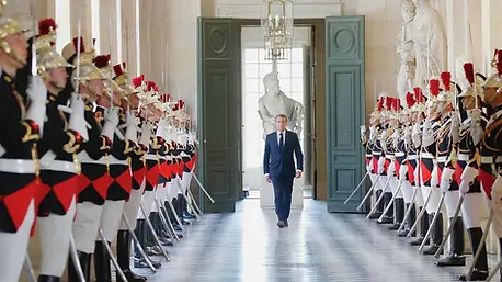 president-Emmanuel-Macron-remontant-lundi-9-juillet-galerie-Bustes-chateau-Versailles_0.we