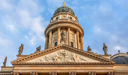 deutschland-berlin-der-rund-70m-hohe-kuppelturm-des-deutschen-doms-auf-dem-gendarmenmarkt-