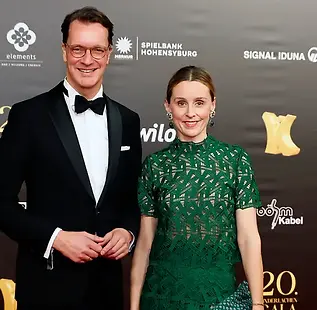 Hendrik-Wuest-mit-Ehefrau-Katharina-Wuest-bei-der-20-Kinderlachen-Gala-2024-in-der-Messe-D