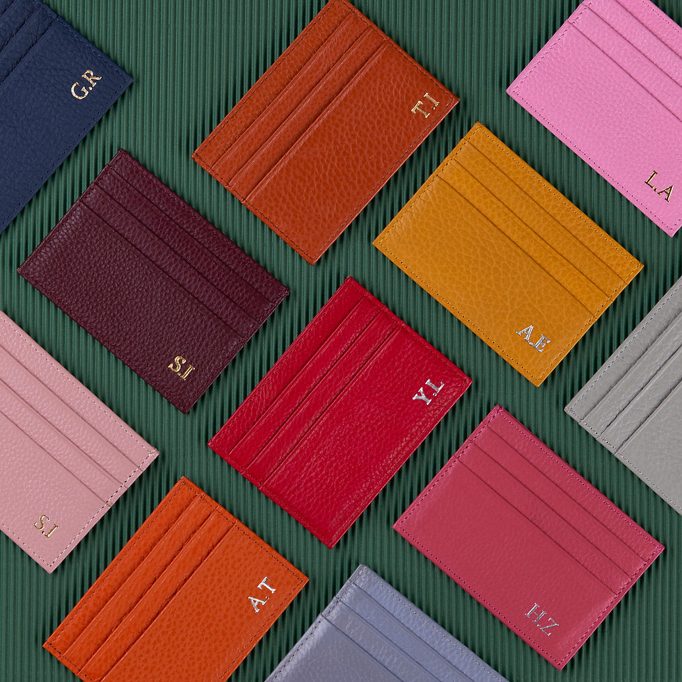 ארנק כרטיסים צבעוני מבית אנגלר עם הטבעה אישית, מעוצב בסגנון מודרני ומתאים לשמירת כרטיסים באופן מאורגן ובטוח.