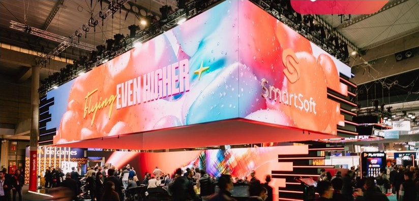 Animated content wraps the SmartSoft overhead LED structure.