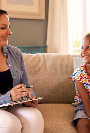 Ambulante Erziehungshilfe des SKFM Gelsenkirchen. Erzieherin spricht mit Kind.