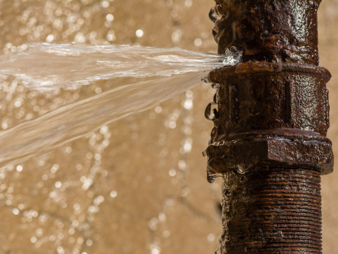 Fuga de agua lleva más de 40 días sin atención en Ibagué: comunidad denuncia negligencia del IBAL