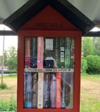 Ett pocketbibliotek har poppat upp vid brevlådorna
