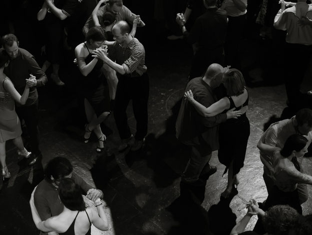 Luftaufnahme von Paaren, die Tango bei einer Berliner Milonga tanzen