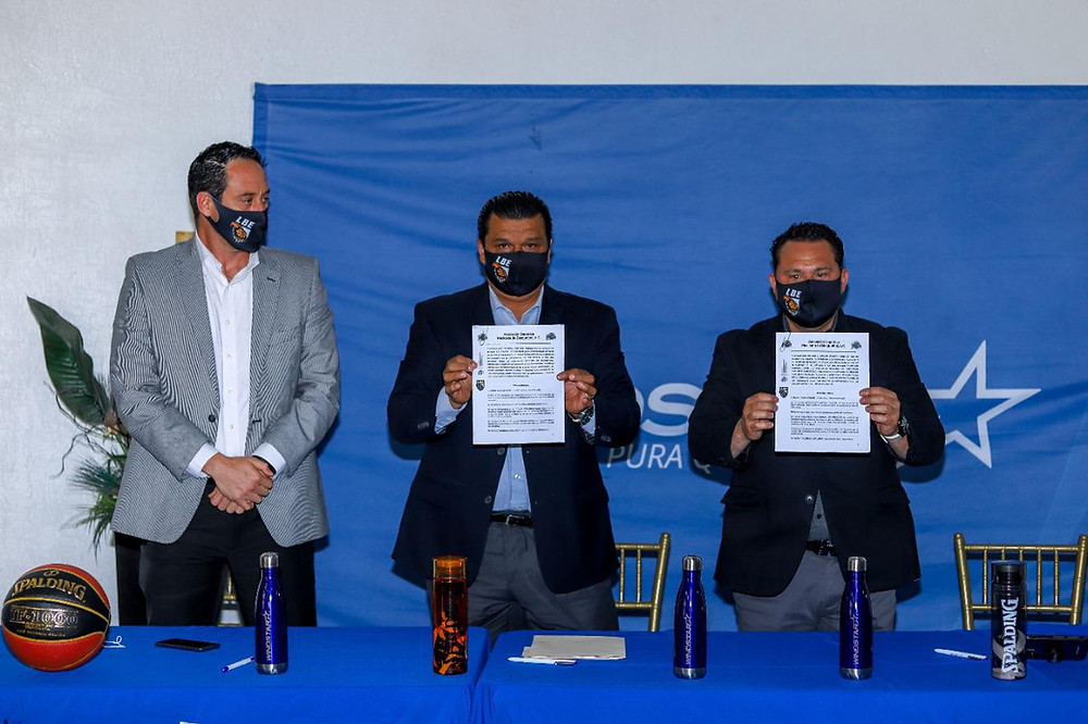 Marco Ramos, Idris Alvarado, Jonatan Machado, José Estrada, Alejandro Reyna y Omar de Haro en el aeropuerto