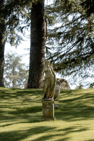 Historische Statue im Garten von Schloss Freudenstein in Südtirol