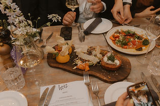 Essen wird an Gäste an Tischen serviert