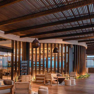 Un restaurante lounge y un social club se integran al ambiente relajado de la isla.