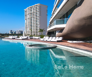 Desde el acceso principal se percibe un ambiente amplio y elegante.