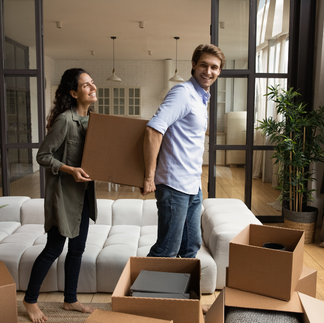 Jóvenes estrenando departamento.