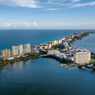 Este desarrollo se ubica en el distrito La Isla Cancún, frente a la laguna Nichupté.