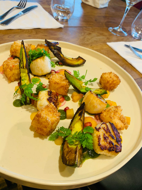 Saint-Jacques, avocats snackés, riz croustillant