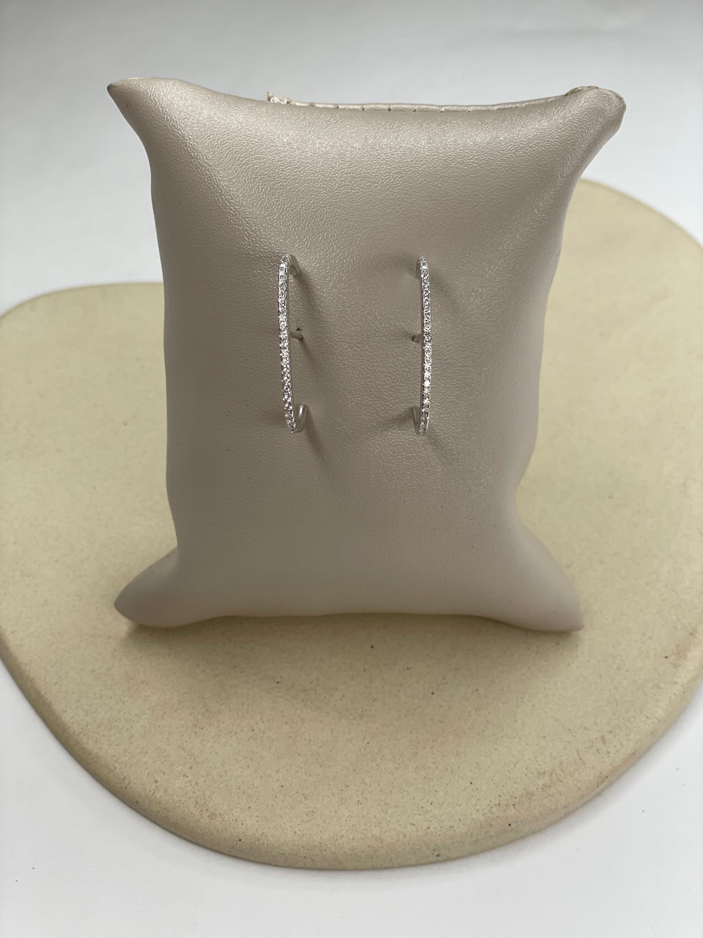 Brinco Ear Hook Fileira Cravejada Prata 