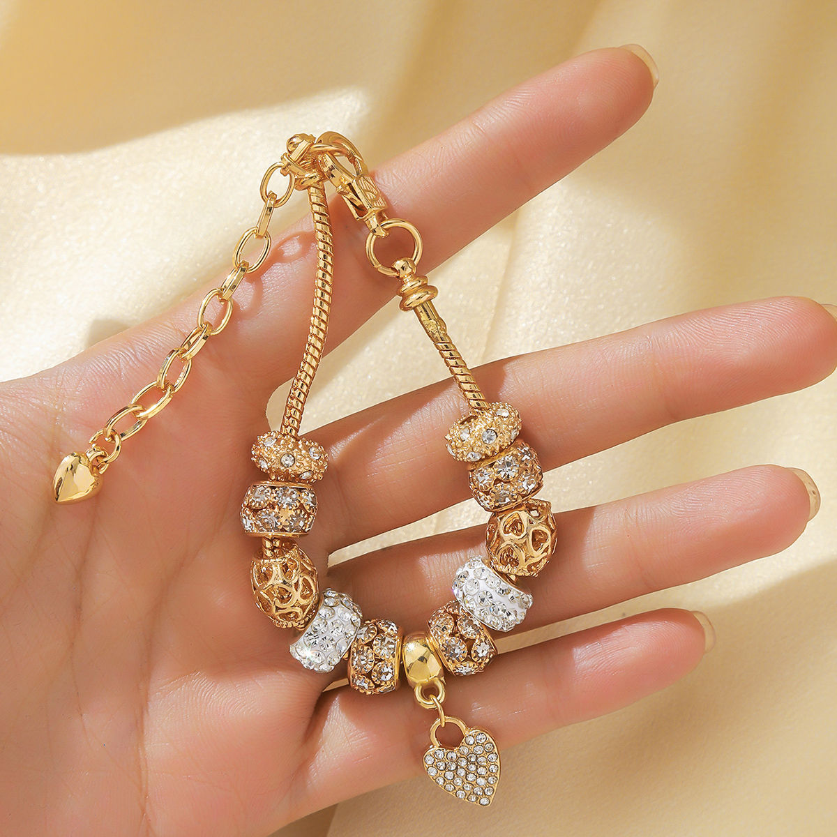 Gold Love Heart Women's Bracelet — Elegant Travel Jewel