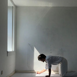Nacho Gamma directly addresses isolation in work that has been created at a time which has been very challenging for many people around the globe. The resultant work comes from a series of interactions that the artist had been developing along covid-19´s quarantine in 2020, while he had not other companionship than the one offered by the light that came through his window each day. “Framing the light” is an exploration of time, space and specially himself, while the artist is in a beautiful bare room.
The painterly quality of the film and the repetition of the act, of the pencil drawing, that occurs inside, it takes away from the need to situate this room. In a sense it is a poignant reminder of the universality of the pandemic, this room could be in many different countries, it symbolises a transient space, rather than a given location, and it pulls at the mundanity of life spent removed from society, one is alone, creating over and over.