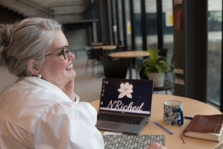 Working_at_laptop_DM_2026.JPG