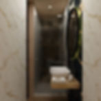 Baie minimalistă cu lavoar modern și finisaje de marmură.