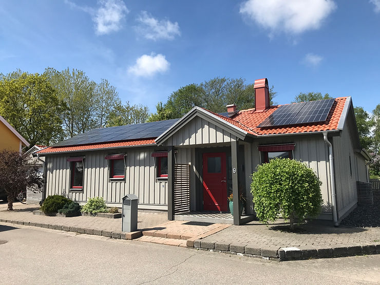 Solceller installerade på villa i varberg som levererar stödtjänster via checkwatt