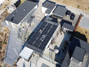 Solceller installerade på papptak i Ljungskile