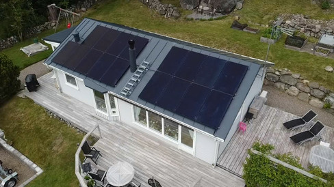Solpaneler installerade på villa uppdelat på två taksidor