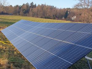 Solceller installerade på markställning på Orust