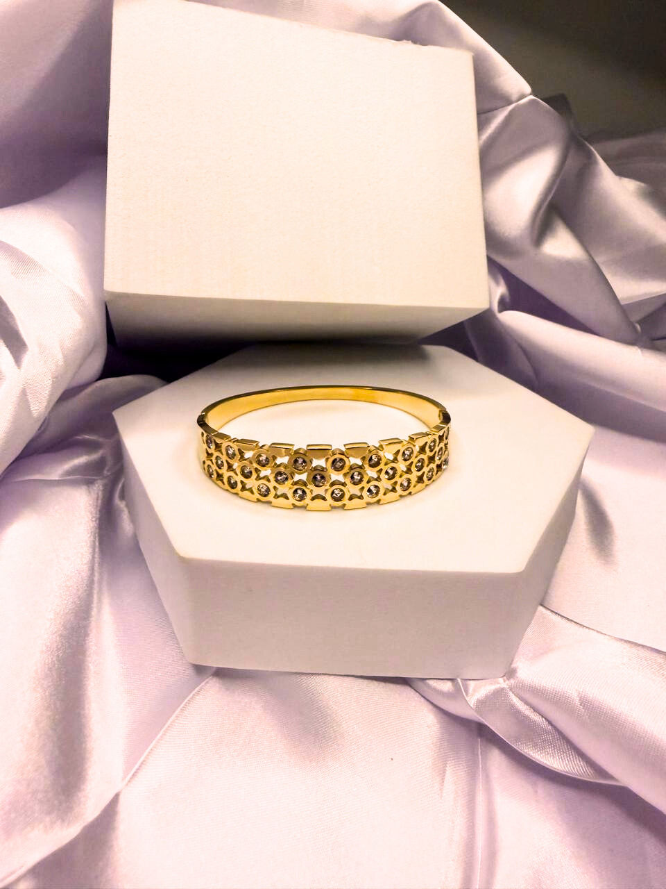 Thumbnail: Gold bracelet 