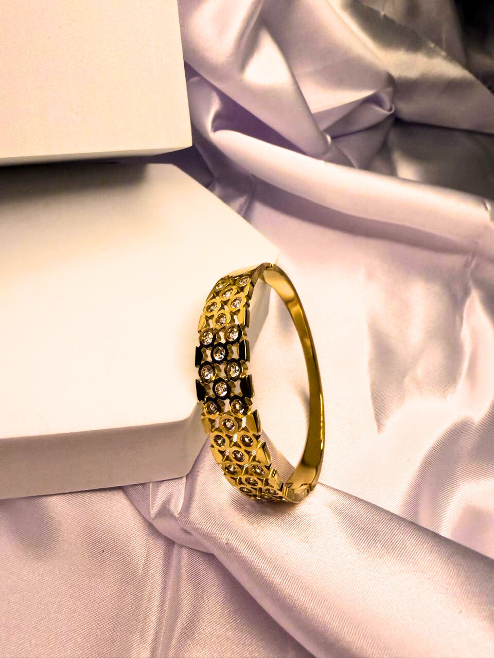 Thumbnail: Gold bracelet 
